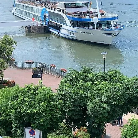 Grosse Mit Rheinblick *