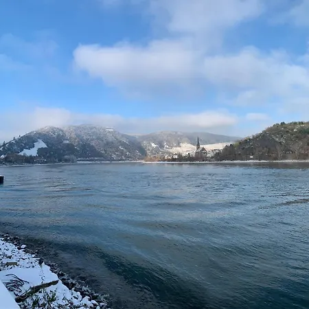 Grosse Mit Rheinblick *